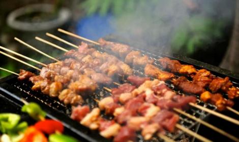 英国博主吃中式的家庭烧烤，发出感叹：中国的食物品种比英国多 ，各国网友发表评论